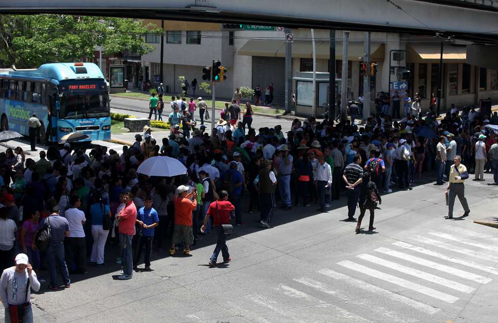Maestros bloquean calzada Independencia