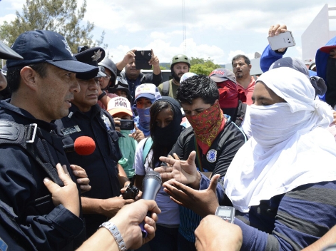 Mandos de la Policía Federale dialogaron con los dirigentes de los normalistas para que liberaran la caseta de Palo Blanco.