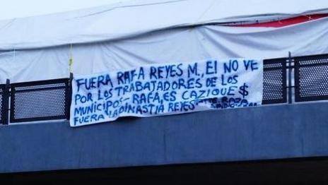 Manta colocada en un puente de la avenida Constitución.