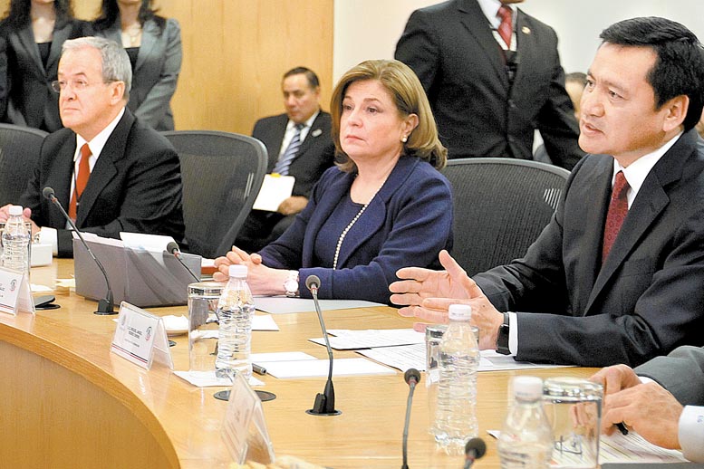 Monte Alejandro Rubido, Arely Gómez y Miguel Ángel Osorio Chong, durante su comparecencia en la Cámara de Diputados.
