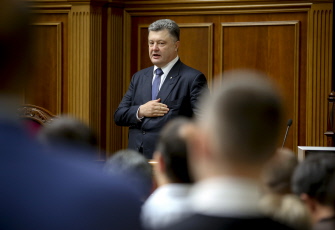 Petro Poroshenko, presidente de Ucrania, canta el himno nacional ucraniano en el parlamento en Kiev 