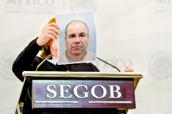 “Poco a poco, la comedia deriva en farsa”.