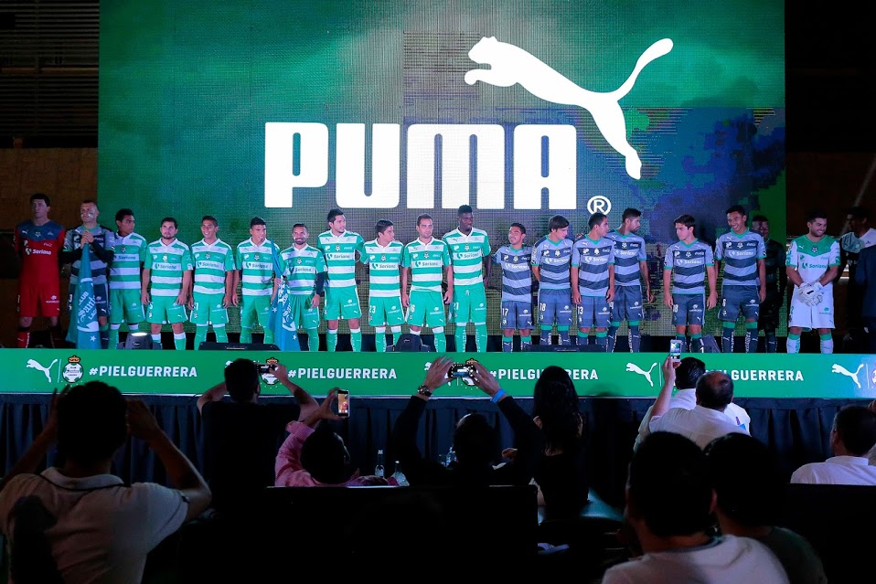 La presentación se realizó en la fachada principal del Estadio Corona, ante unos cien aficionados que acudieron como invitados especiales, además de p