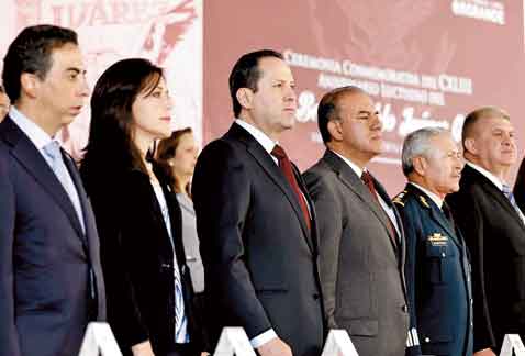El gobernador, en la ceremonia en honor a Benito Juárez.