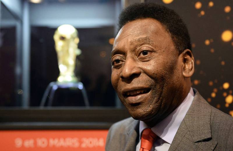 El 'Rey' Pelé, y al fondo la Copa del Mundo
