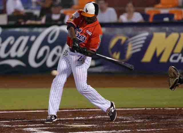 Greg Golson,, pelotero de los Tigres de Quintana Roo en su victoria contra Tamaulipas