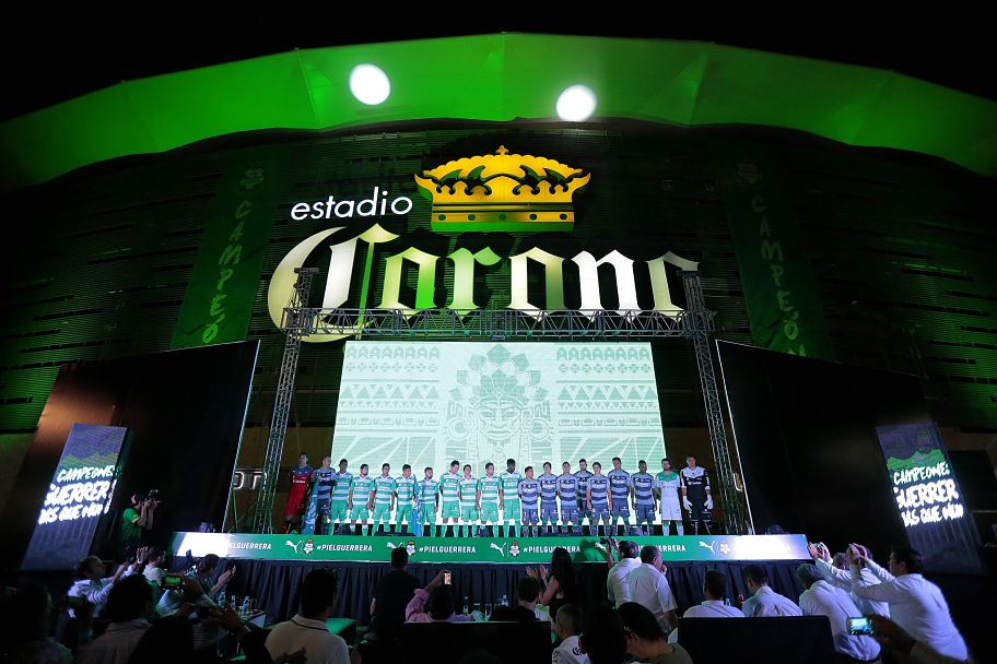 Santos Laguna presentó su nueva armadura, la cual habrá de vestir a partir del Torneo Apertura 2015.