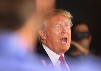 Trump responde a preguntas de la prensa en la reunión de The Family Leadership Summit en el Stephens Auditorium de Ames, Iowa 
