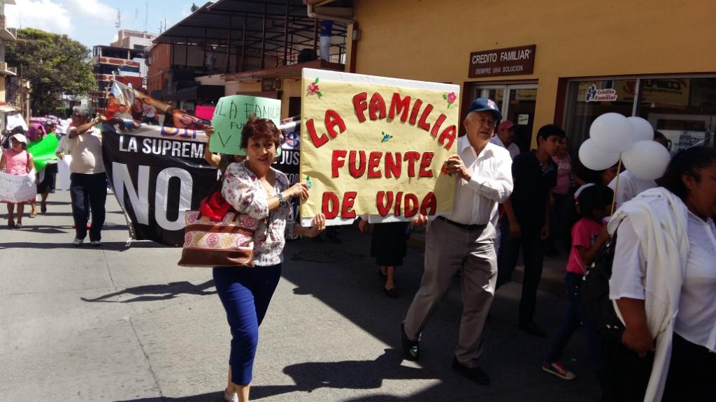 Organizaciones civiles marcharon en Chilpancingo para exigir que el Congreso no avale los matrimonios gay en la entidad, 