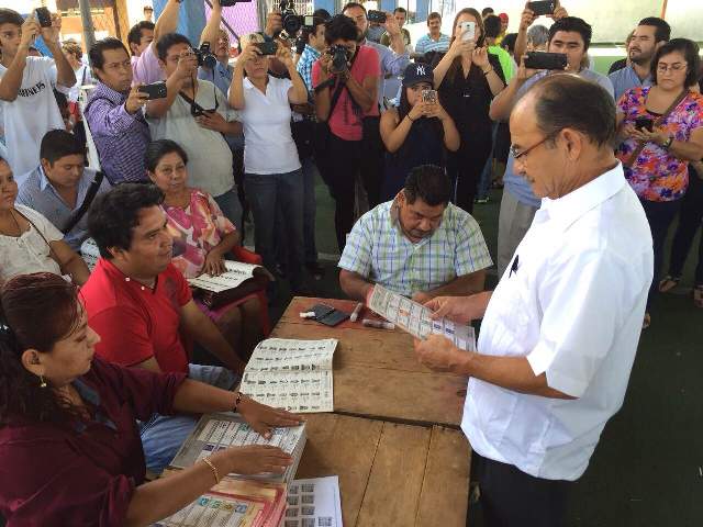 Representantes de partidos políticos en Chiapas denunciaron diversas irregularidades en algunas casillas durante el proceso electoral de este domingo.