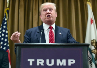 Donald Trump, ante familiares de víctimas de inmigrantes ilegales, en el Beverly Wilshire Hotel de Beverly Hills, California, el pasado 10 de julio