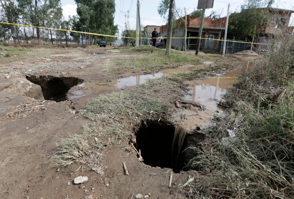 El fenómeno de socavamiento por filtración de agua los ocasiona