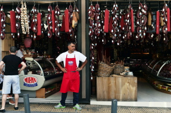 Un hombre espera a posibles clientes en su tienda en el mercado central de Atenas 