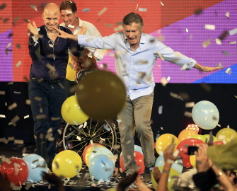 Horacio Rodriguez Larreta (i), candidato a la alcaldía de Buenos Aires, celebra con Mauricio Macri (d) el triunfo en la segunda vuelta en la capital