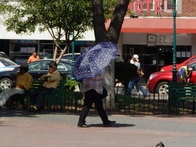 Se recomienda a la población no exponerse a los rayos del sol.