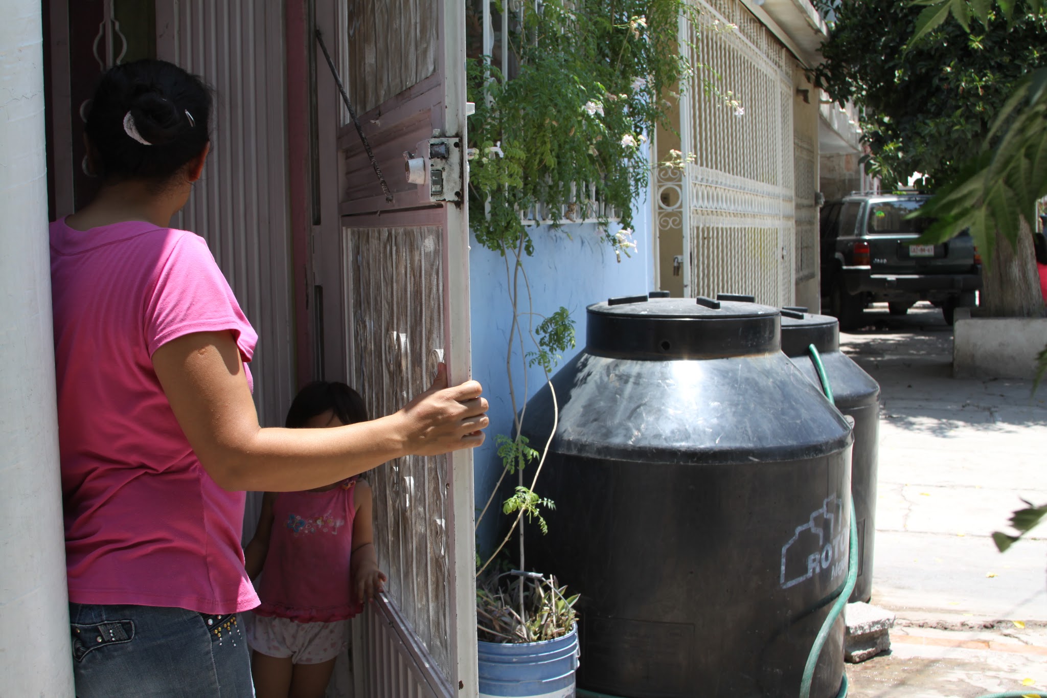 Vecinos de la Colonia "El Consuelo" cuentan las dificultades que pasan diariamente a causa de la falta de agua.