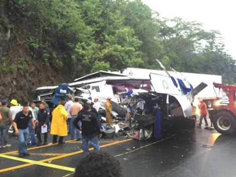 El chófer del autobús con número económico 839 procedente de Tecuala falleció en el lugar del accidente y el conductor del tráiler fue herido y trasla