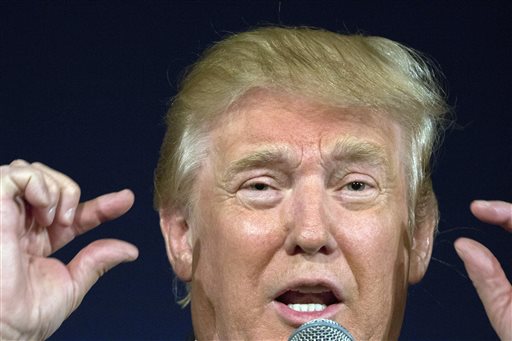 Donald Trump parodia a su rival republicano Rick Perry poniéndose las gafas en su mitin de hoy en Bluffton, Carolina del Sur