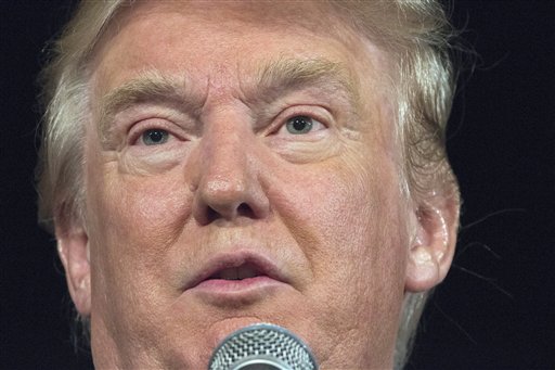 Donald Trump habla a sus seguidores hoy al iniciar su campaña en Carolina del Sur en Bluffton