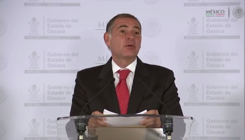 El gobernador de Oaxaca  anuncia la desaparición del  IEEPO. 