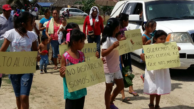 Un grupo de niños portaba pancartas durante el entierro de Heriberto Reyes.