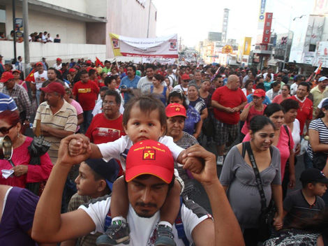 La marcha inició en la Explanada de Colegio Civil para concluir en las instalaciones del INE. 