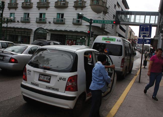 Algunas rutas no respetan la tarifa ofi cial durante la noche.