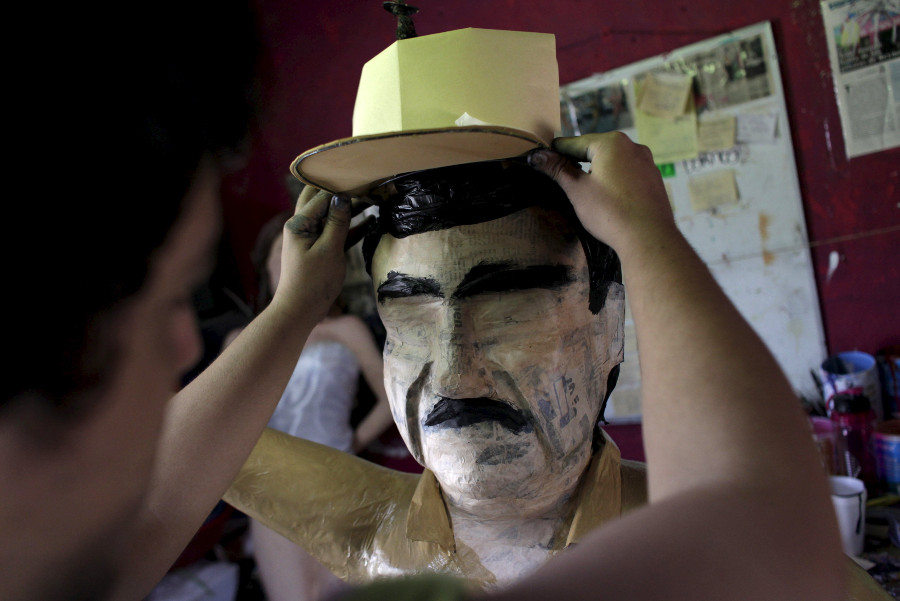 Una gorra de cartón forma parte del atuendo de esta piñata.