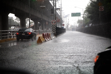 La lluvia generalizada en la Ciudad de México ha afectado arterias viales principales y provocado complicaciones en la circulación vehicular.