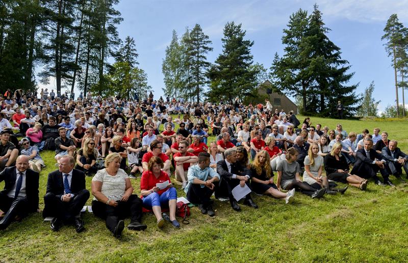 La primera ministra Erna Solberg (3i), y otras autoridades, en el acto conmemorativo en la isla de Utøya