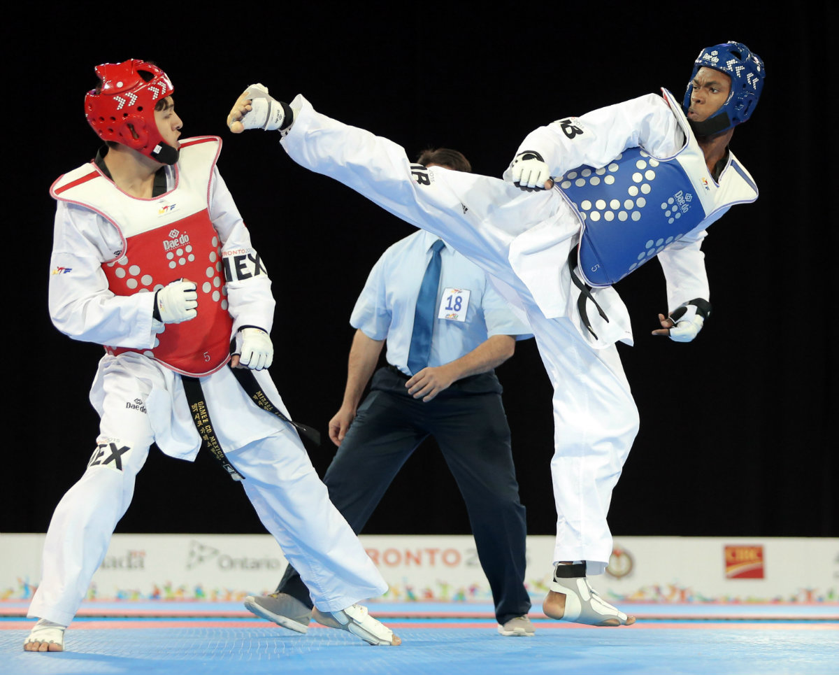 Misael López en semifinales de taekwondo 80 kg