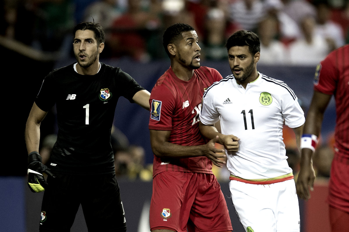 Vela, en la lucha por el balón 