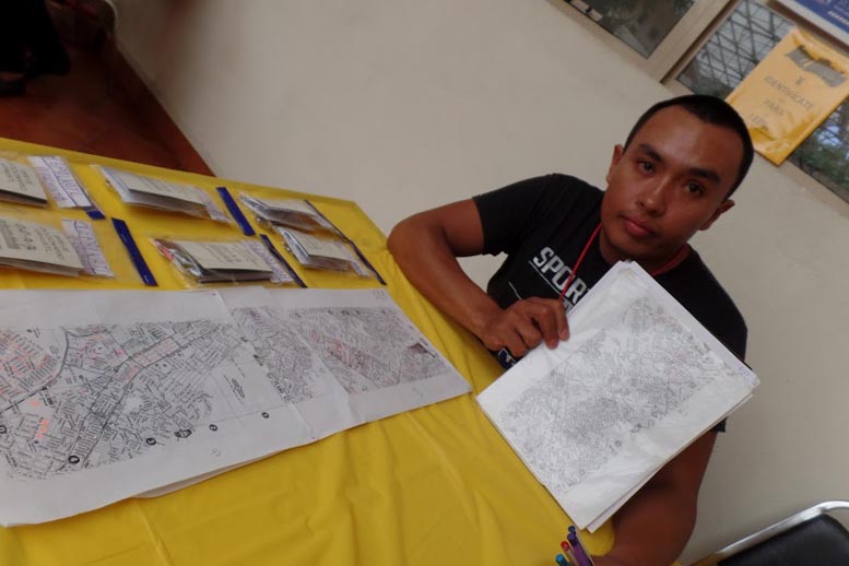 En cada visita entrega un acróstico, basado en los gustos de la persona que los atiende. 