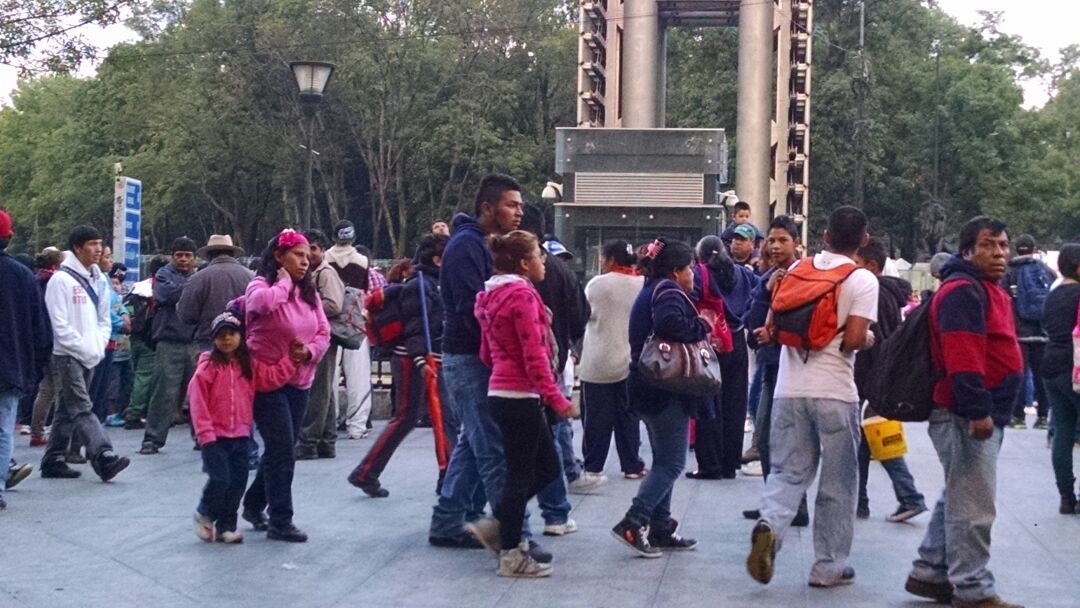 El contingente en la Estela de Luz ya se prepara para marchar. 