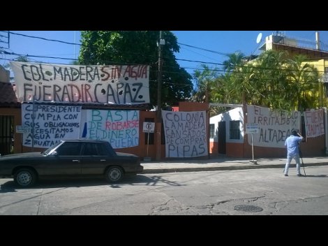 Habitantes de la colonia Maderas colocan mantas para exigir el servicio del agua potable porque llevan una semana sin el vital líquido.