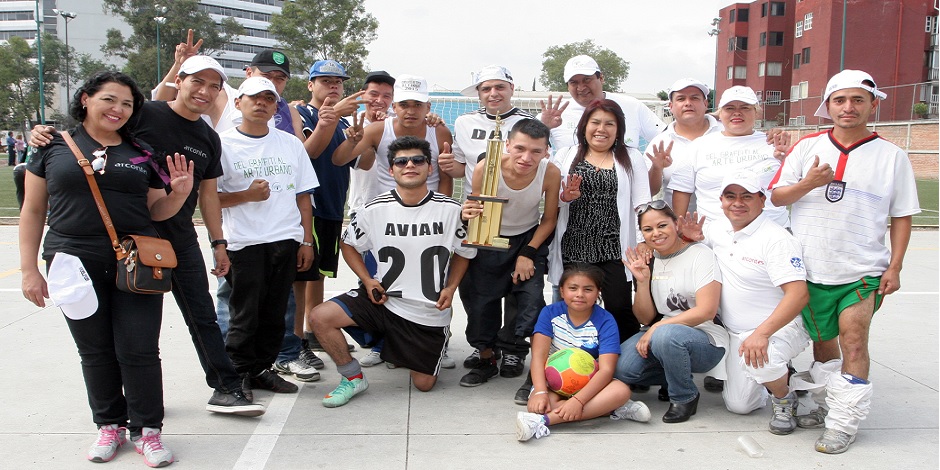 Los ganadores presumen su trofeo