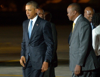 Barack Obama camina junto al presidente de Kenia, Uhuru Kenyatta (d), a su llegada al aeropuerto internacional Jomo Kenyatta en Nairobi