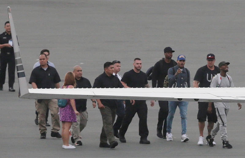 Chris Brown fue captado al momento de subir al avión para dejar el país. 