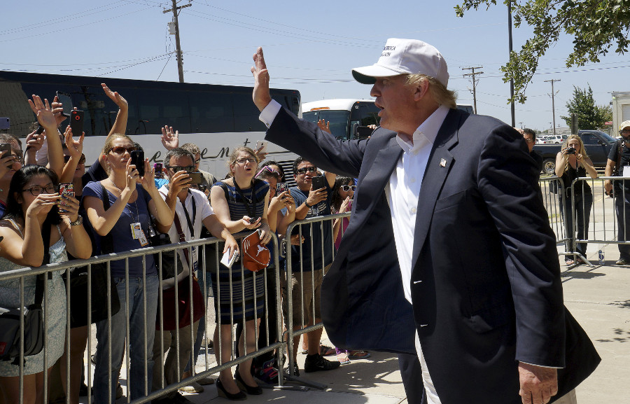 Donald Trump se despide de la gente poco antes de partir de Laredo.