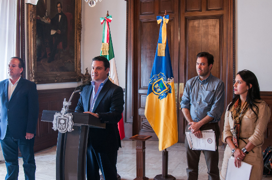 El gobernador de Jalisco.