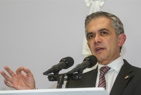 El jefe de Gobierno capitalino, Miguel Ángel Mancera, retomó el tema del salario mínimo y dijo que la recuperación de éste es un imperativo para su go