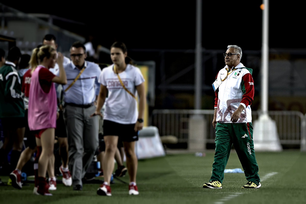 Leonardo Cuéllar, entrenador de la selección femenil de futbol 