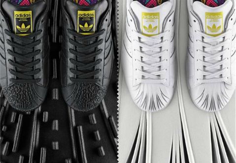 Los tenis tienen un diseño característico de Hadid. 