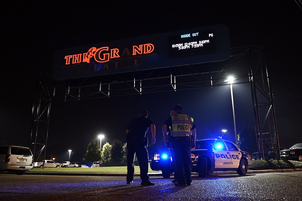 El tirador realizó al menos trece series de disparos en el cine, dejando como saldo dos muertos y nueve heridos.