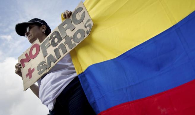 Una colombiana muestra su oposición a las FARC en una manifestación