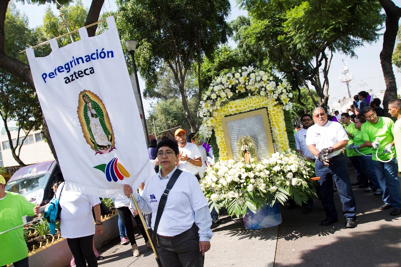 Los actores se unieron con trabajadores de la empresa con rumbo a la Basílica. 