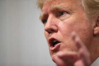 Donald Trump responde a los medios en una conferencia de prensa tras un mitin político en Oskaloosa, Iowa