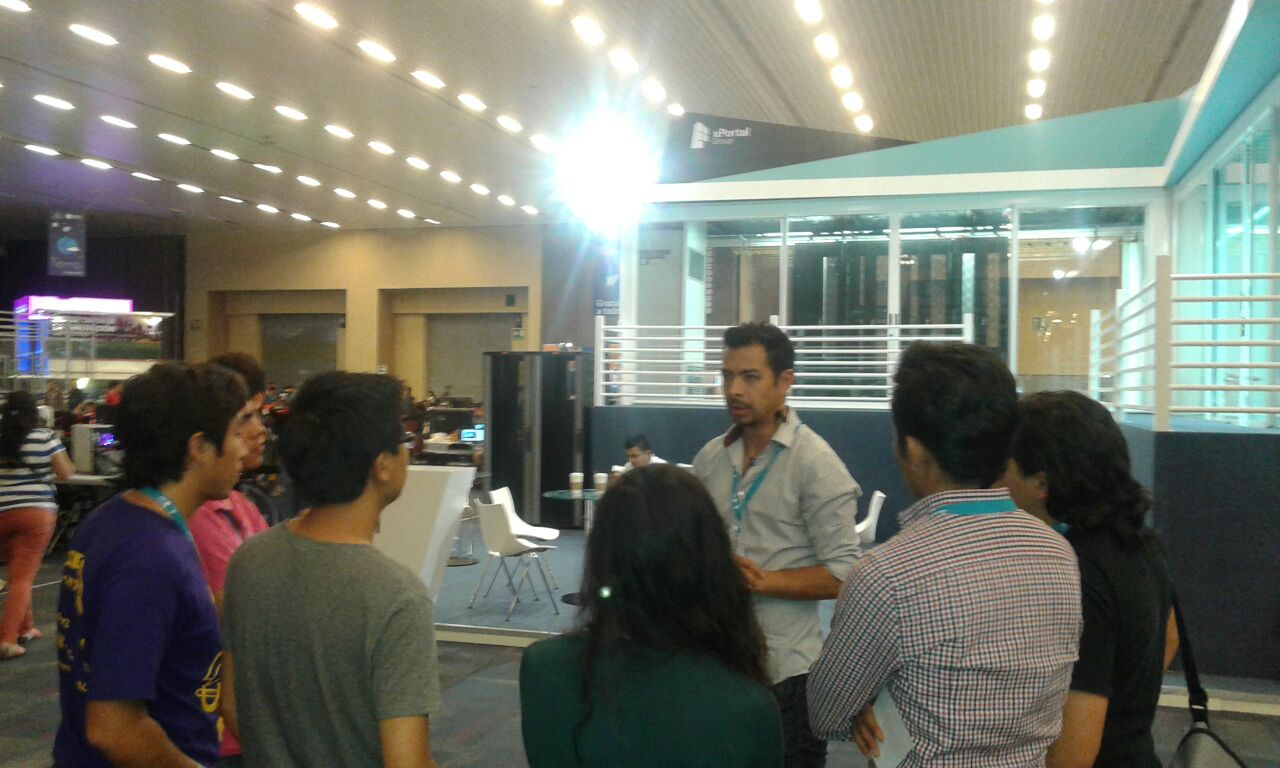 Eduardo Santiago junto al OVNI de Campus Party México 2015