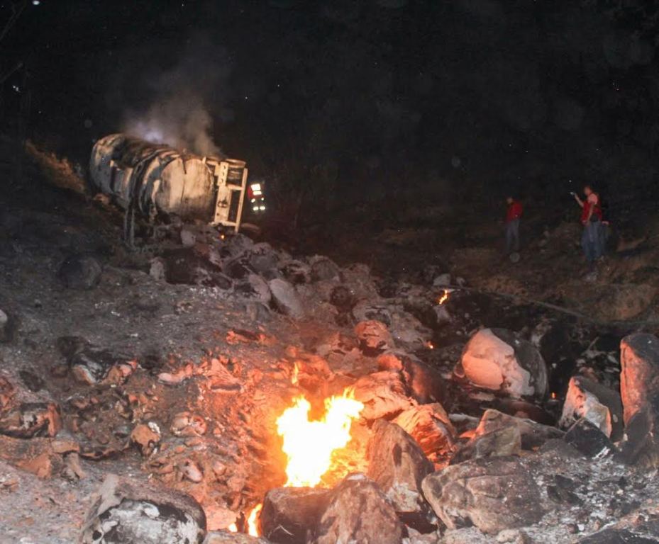 La pipa incendiada era propiedad de Pemex.