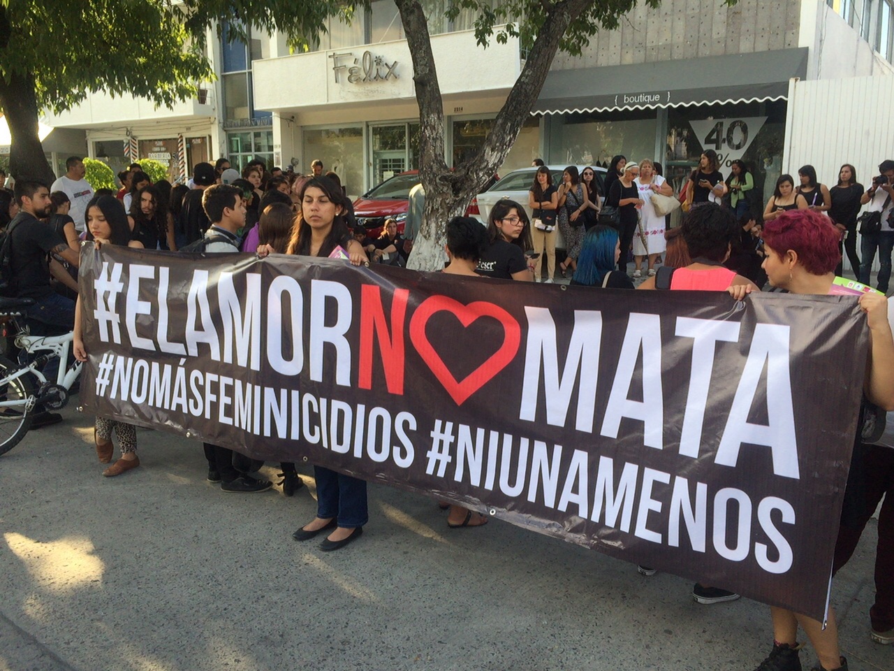 Alrededor de 120 mujeres se reunieron en el cruce de Amado Nervo y Av México